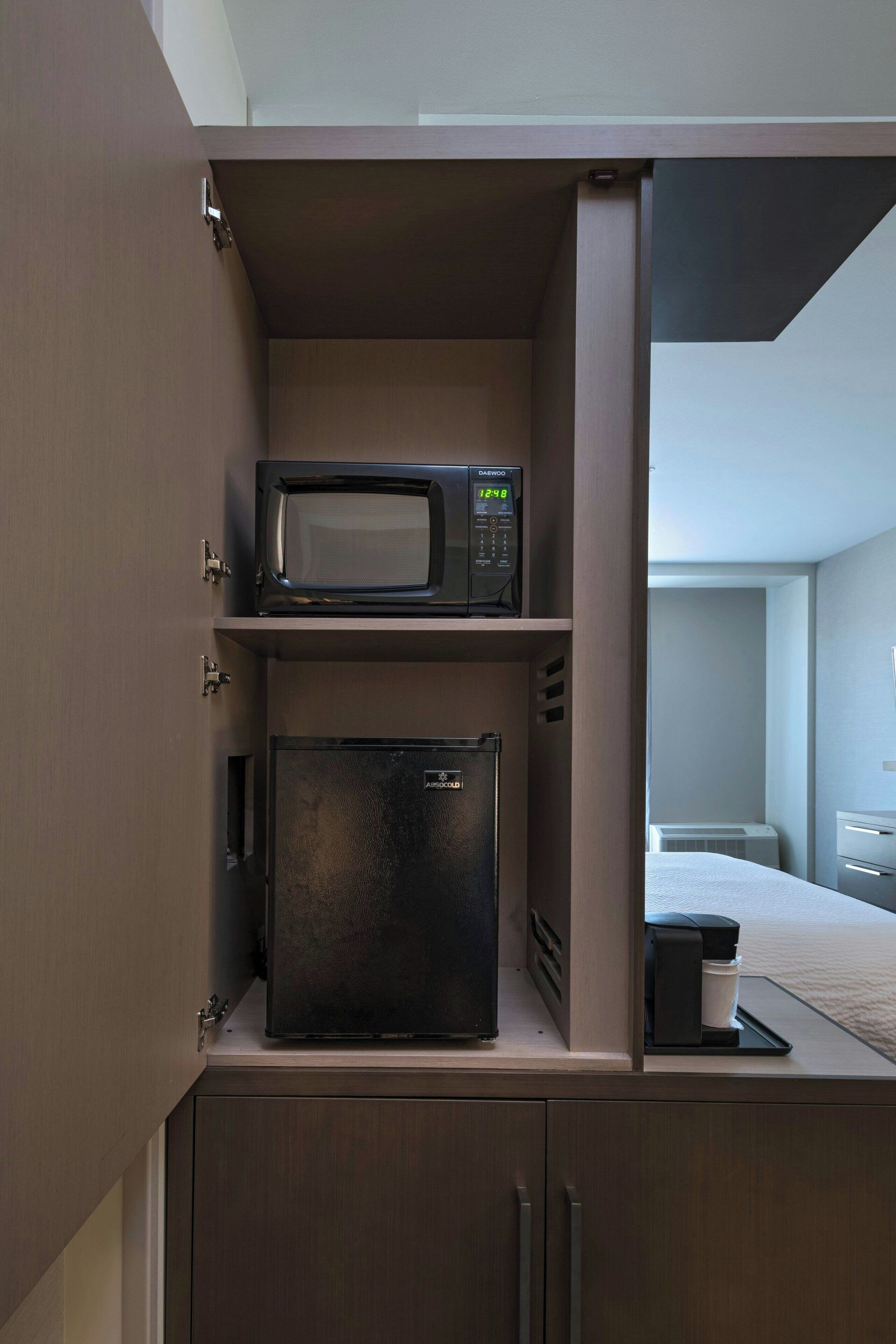 suite, 1 bedroom | premium bedding, down duvets, pillow-top beds, in-room safe