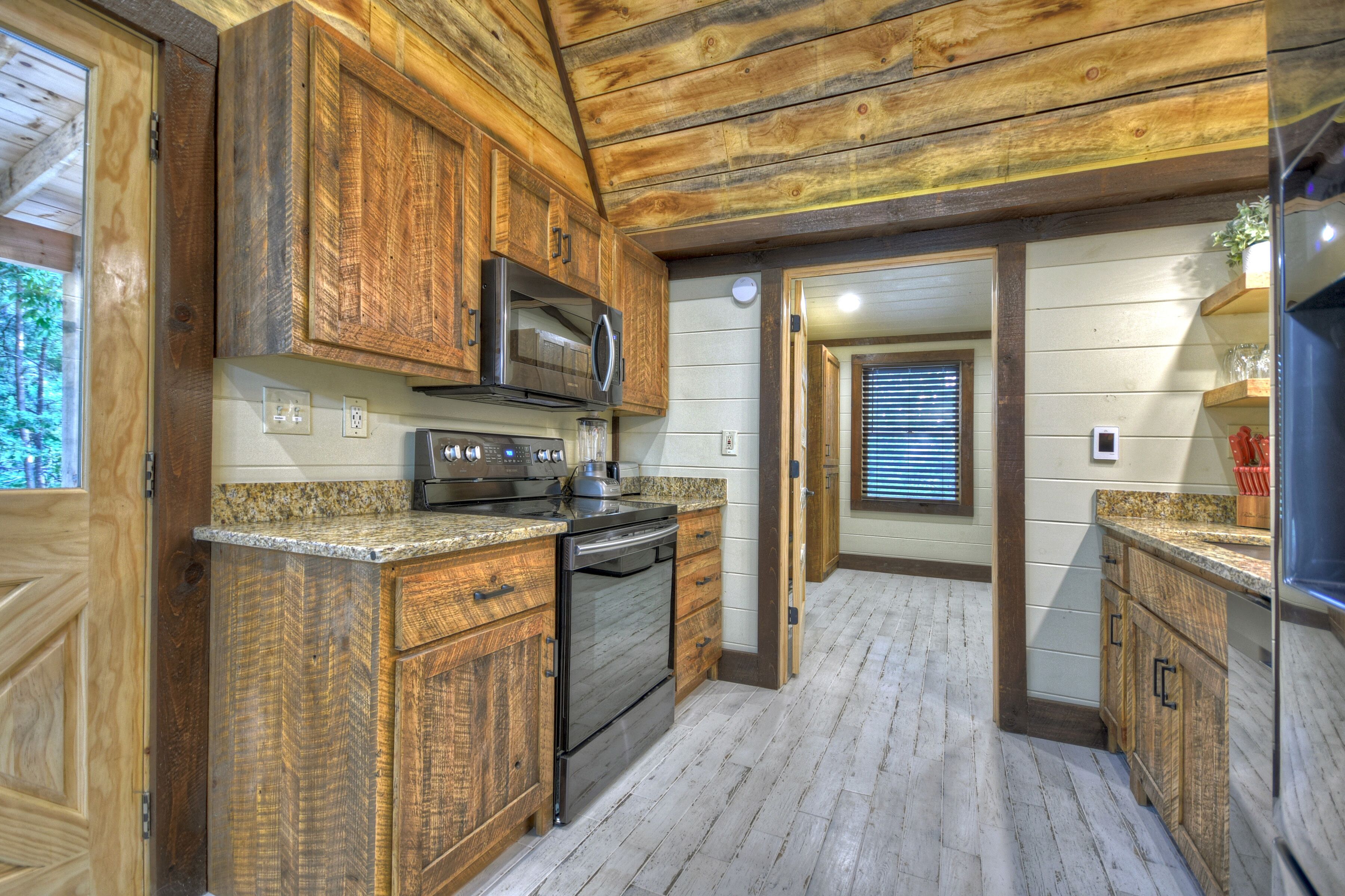 Full-size fridge, microwave, oven, stovetop