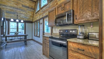Full-sized fridge, microwave, oven, stovetop