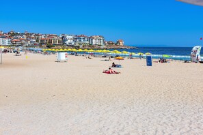 Una spiaggia nelle vicinanze, lettini da mare