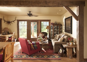 Smart TV, fireplace, DVD player, books - Whitefish MT Historic Cabin-Guest House- Amazing Mountain Views and Lake Access (Whitefish)