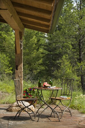 Outdoor dining - Whitefish MT Historic Cabin-Guest House- Amazing Mountain Views and Lake Access (Whitefish)