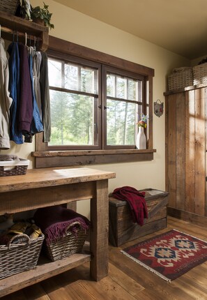 Interior - Whitefish MT Historic Cabin-Guest House- Amazing Mountain Views and Lake Access (Whitefish)