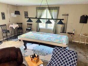 3 chambres, bureau, fer et planche à repasser, lit parapluie