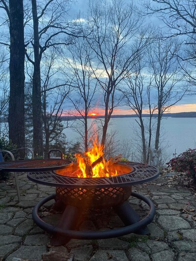 Our Soothing Sunsets Lake House is available for your retreats or vacations!