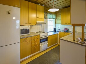 Jääkaappi, mikroaaltouuni, keittoastiat/astiat/ruokailuvälineet