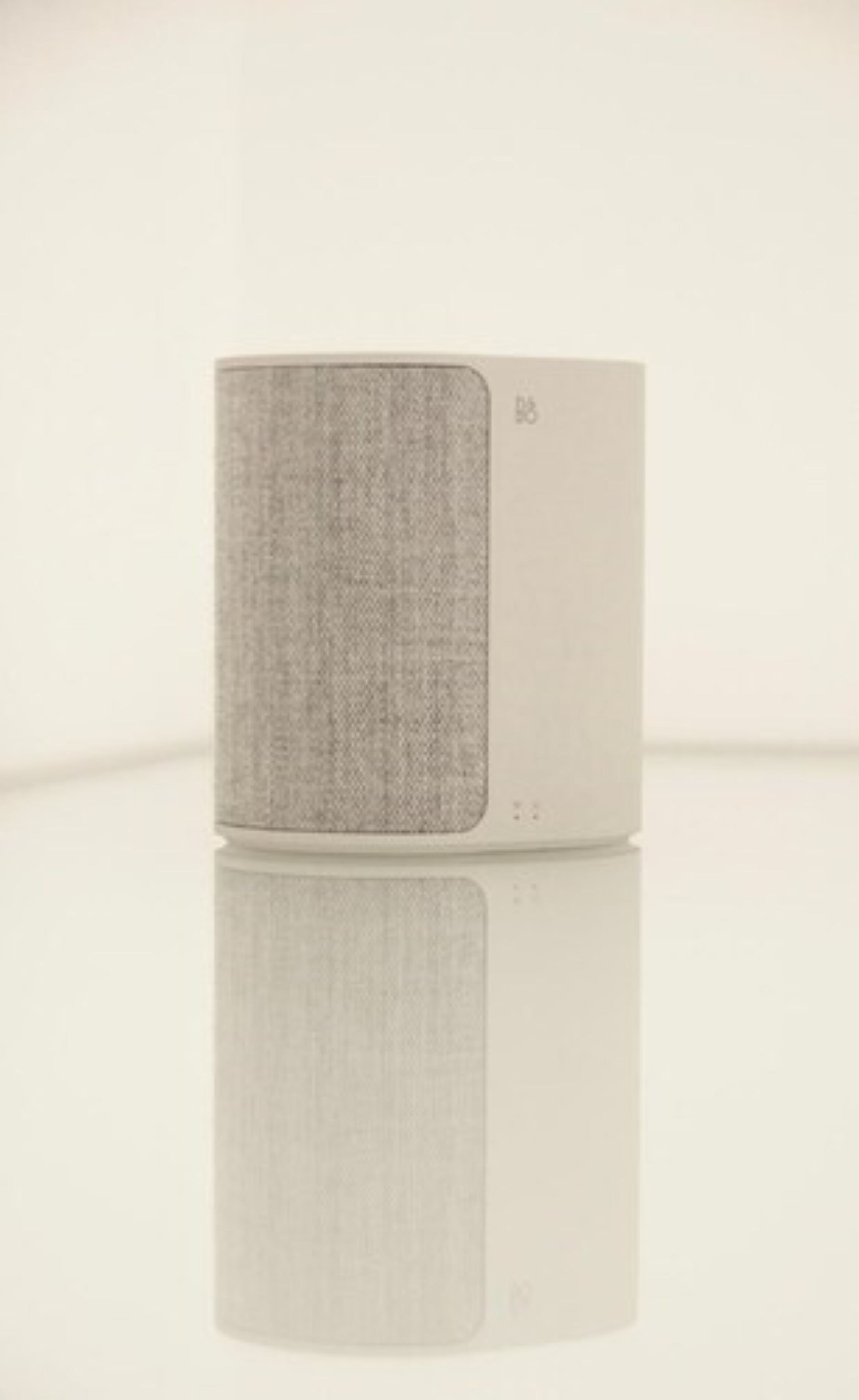Um objeto branco com textura e superfície refletora, possivelmente um móvel ou item de decoração.