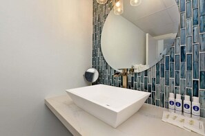 Ducha, secador de pelo, toallas, jabón