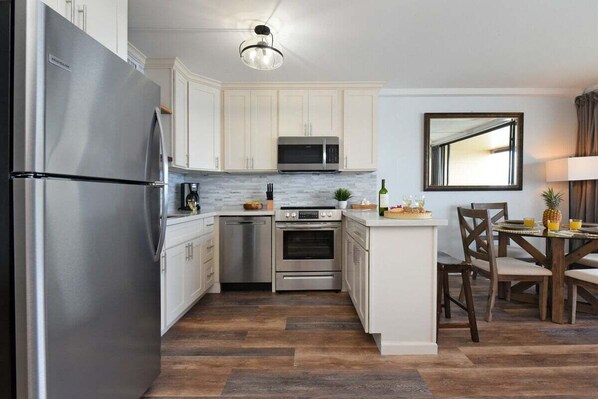 Frigorifero, microonde, forno, piano cottura