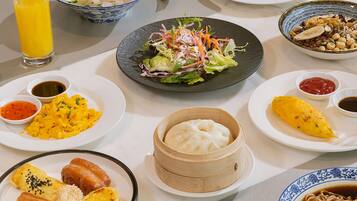 Daily buffet breakfast (CNY 158 per person)