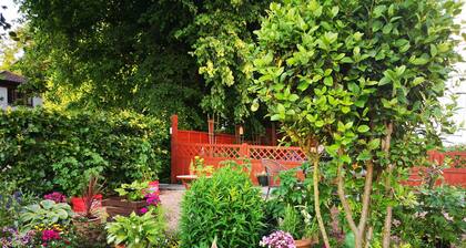 Close to Loch Leven. Excellent location for travelling & keen golfers.