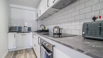 Refrigerador, microondas, horno, placa de cocina