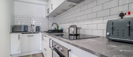 Een koelkast, een microgolfoven, een oven, een kookplaat