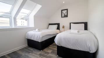 4 habitaciones, tabla de planchar con plancha, wifi y ropa de cama