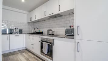 Refrigerador, microondas, horno, placa de cocina