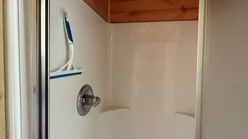 Douche, serviettes fournies, savon, papier toilette
