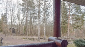 A rustic cabin with a wooden deck and a forest backdrop. - Nice home in Högsby with kitchen (Högsby)