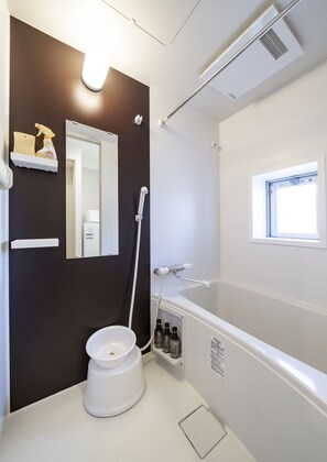Deluxe-Doppelzimmer | Badezimmer | Badewanne und Dusche (separat), kostenlose Toilettenartikel