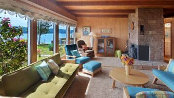 Fernseher, Kamin, DVD-Player