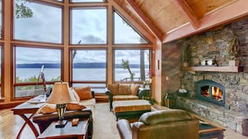 Smart TV, fireplace, DVD player, stereo