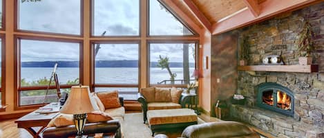 Smart TV, fireplace, DVD player, stereo