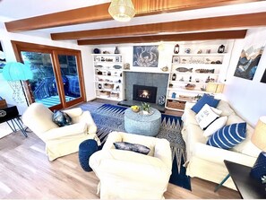 Smart-tv, een open haard, een dvd-speler en een tafeltennistafel