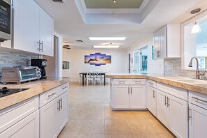Private kitchen - WATERFRONT RESORT! ON TAMPA BAY WITH SALT HEATED POOL KAYAKS & PADDLEBOARDS 5BDR (Tampa)