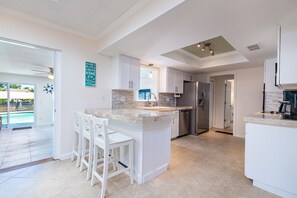 Private kitchen - WATERFRONT RESORT! ON TAMPA BAY WITH SALT HEATED POOL KAYAKS & PADDLEBOARDS 5BDR (Tampa)