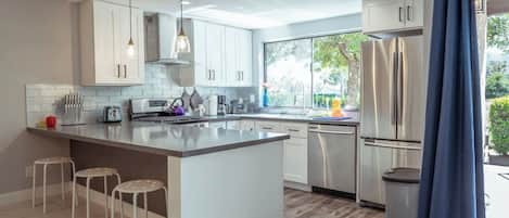 Réfrigérateur, micro-ondes, four, plaque de cuisson