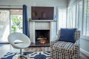 Smart TV, fireplace - Quiet, comfortable,desert getaway in golf course 2-bed-2-bath newly remodeled  (Palm Springs)