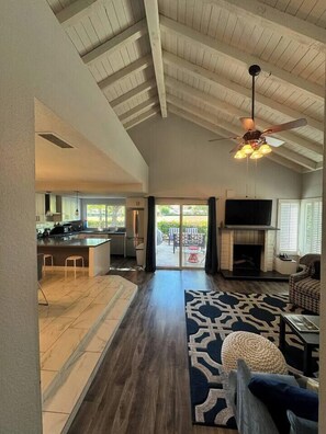 Smart TV, fireplace - Quiet, comfortable,desert getaway in golf course 2-bed-2-bath newly remodeled  (Palm Springs)