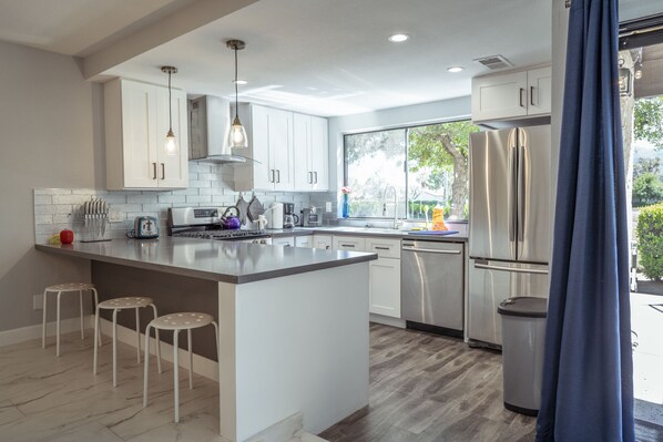 Jääkaappi, mikroaaltouuni, uuni, liesi