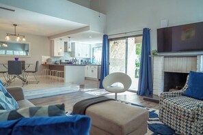 Smart TV, fireplace - Quiet, comfortable,desert getaway in golf course 2-bed-2-bath newly remodeled  (Palm Springs)