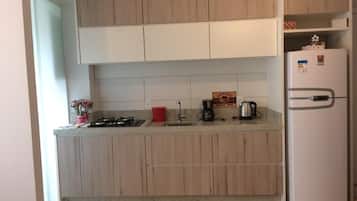 Geladeira, micro-ondas, cooktop, cafeteira/chaleira