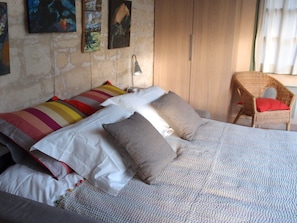 Iron/ironing board, travel cot, free WiFi, bed sheets