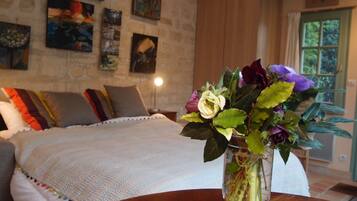 Fer et planche à repasser, lit parapluie, Wi-Fi gratuit, draps fournis