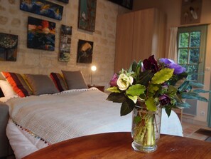 Fer et planche à repasser, lit parapluie, Wi-Fi gratuit, draps fournis