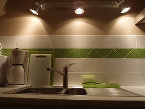 Frigorifero, microonde, forno, piano cottura