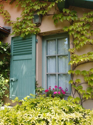 Le VESINET- Paris à 2 pas- PETITE MAISON-ATELIER d'ARTISTE, charme et verdure.