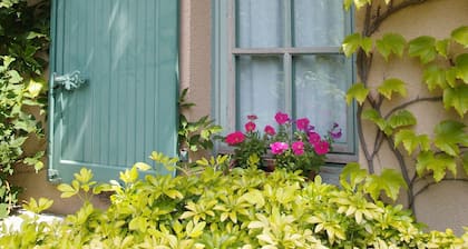Le VESINET- Paris Ă 2 pas- PETITE MAISON-ATELIER d'ARTISTE, charme et verdure.