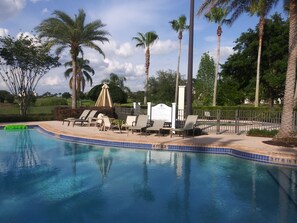 2 つの屋外プール