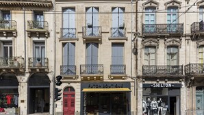 Vista de la calle con dos escaparates: Futon Boutique y Shilton.