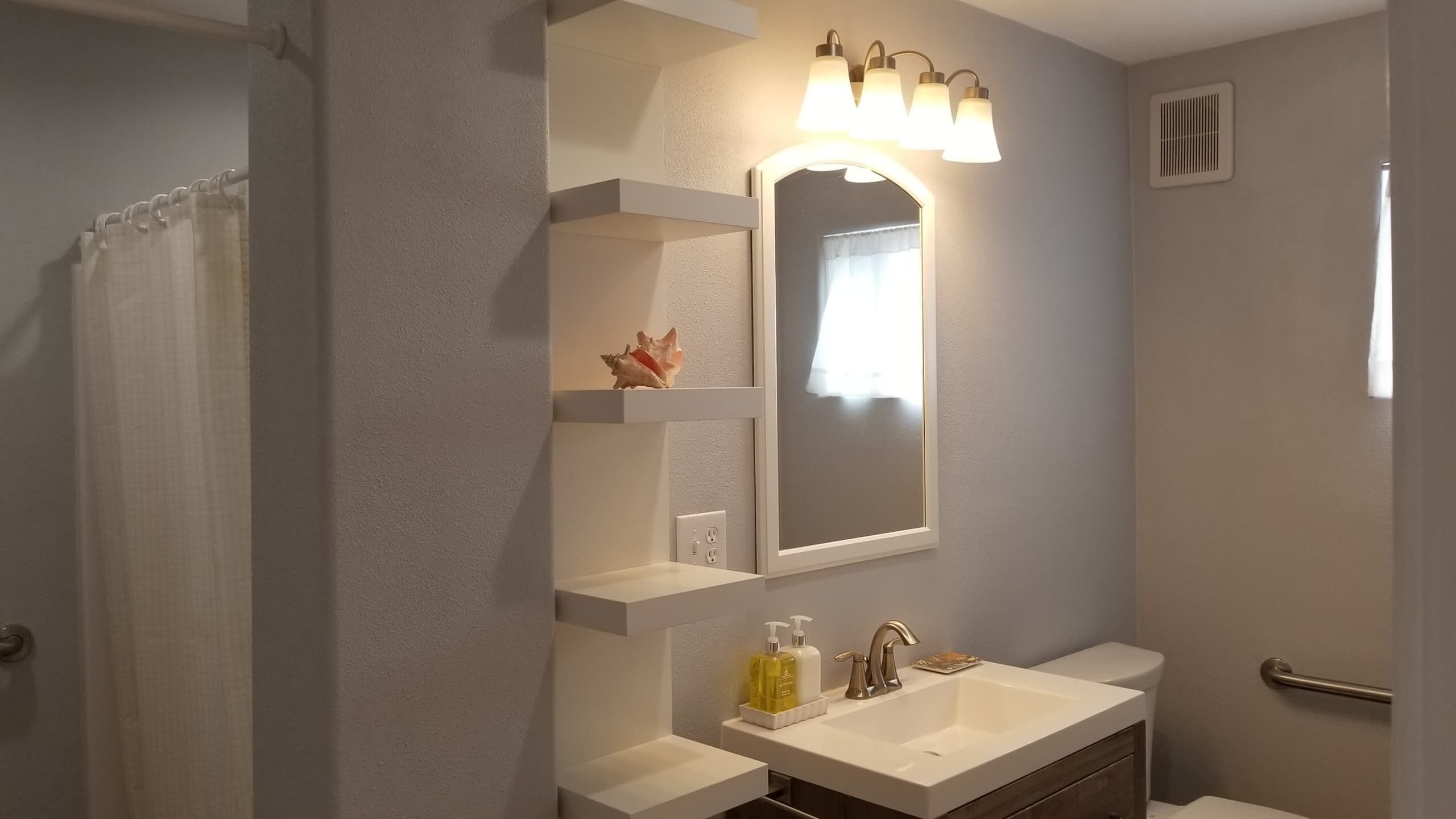 Een haardroger, handdoeken, shampoo, toiletpapier