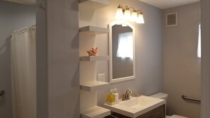 Secadora de cabello, toallas, shampoo, papel de baño