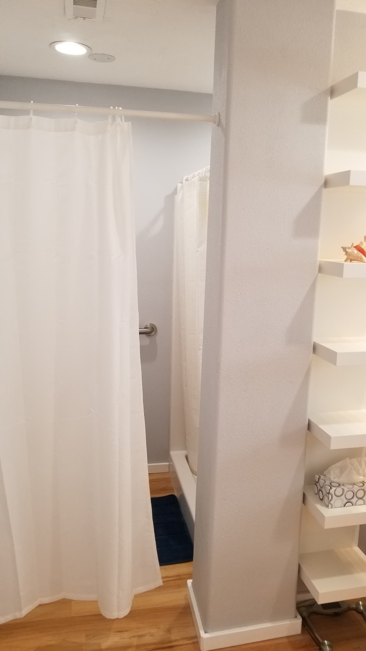 Hårtork, handdukar, schampo och toalettpapper