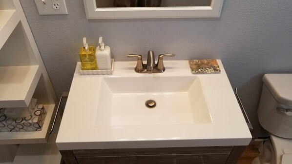 Secador de pelo, toallas, shampoo, papel higiénico