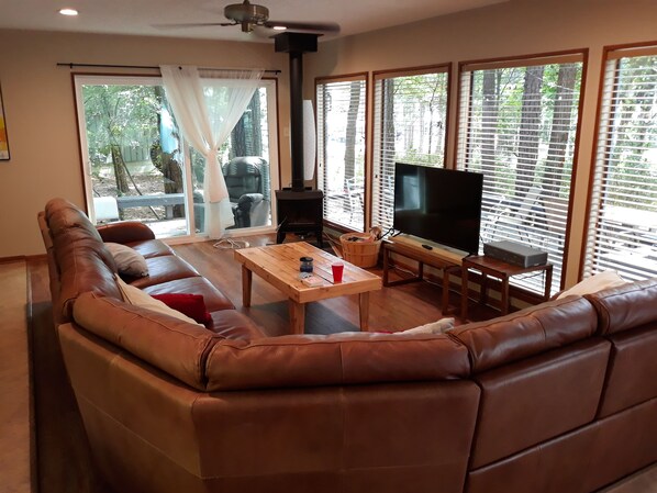 Smart TV, fireplace, DVD player, toys