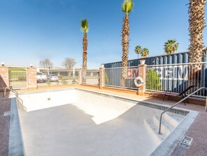 Pool - OYO Hotel San Antonio River Walk (San Antonio)