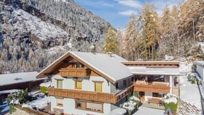 A chalet with a sloped roof, wooden balconies, and a snow-covered landscape. - Vacation home Dialer by Interhome (Umhausen)