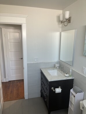 Combined shower/bathtub, hair dryer, towels, soap - NEW Coronado Village Charmer Walk to every where /Pr. Garage. (Coronado)